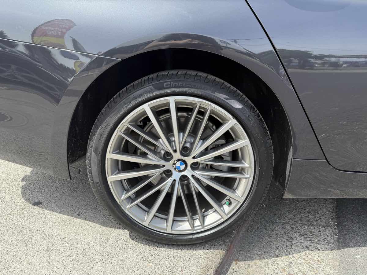 Vehicle image 9 of 19