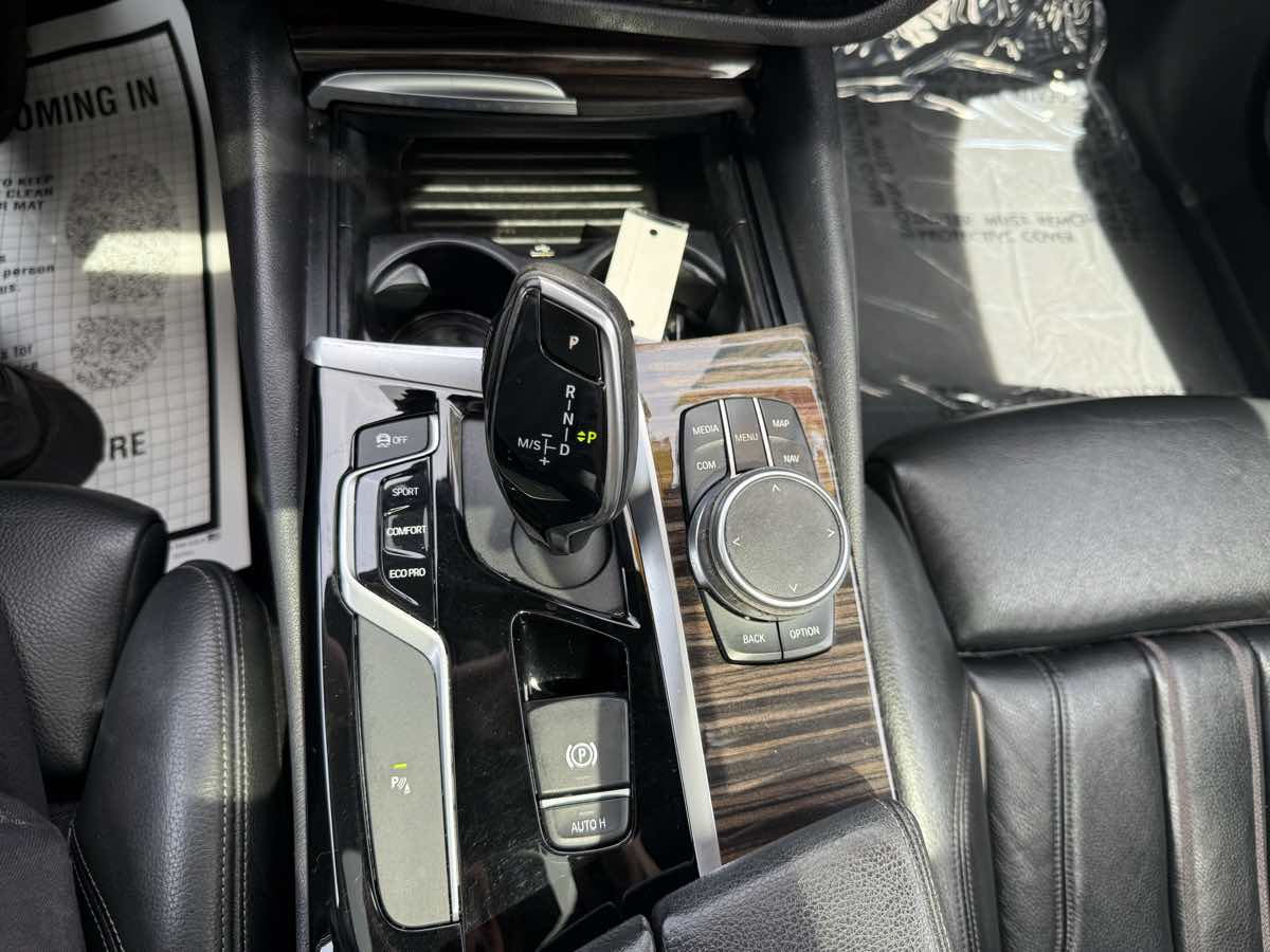 Vehicle image 17 of 19