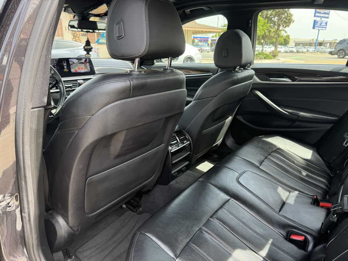 Vehicle image 11 of 19