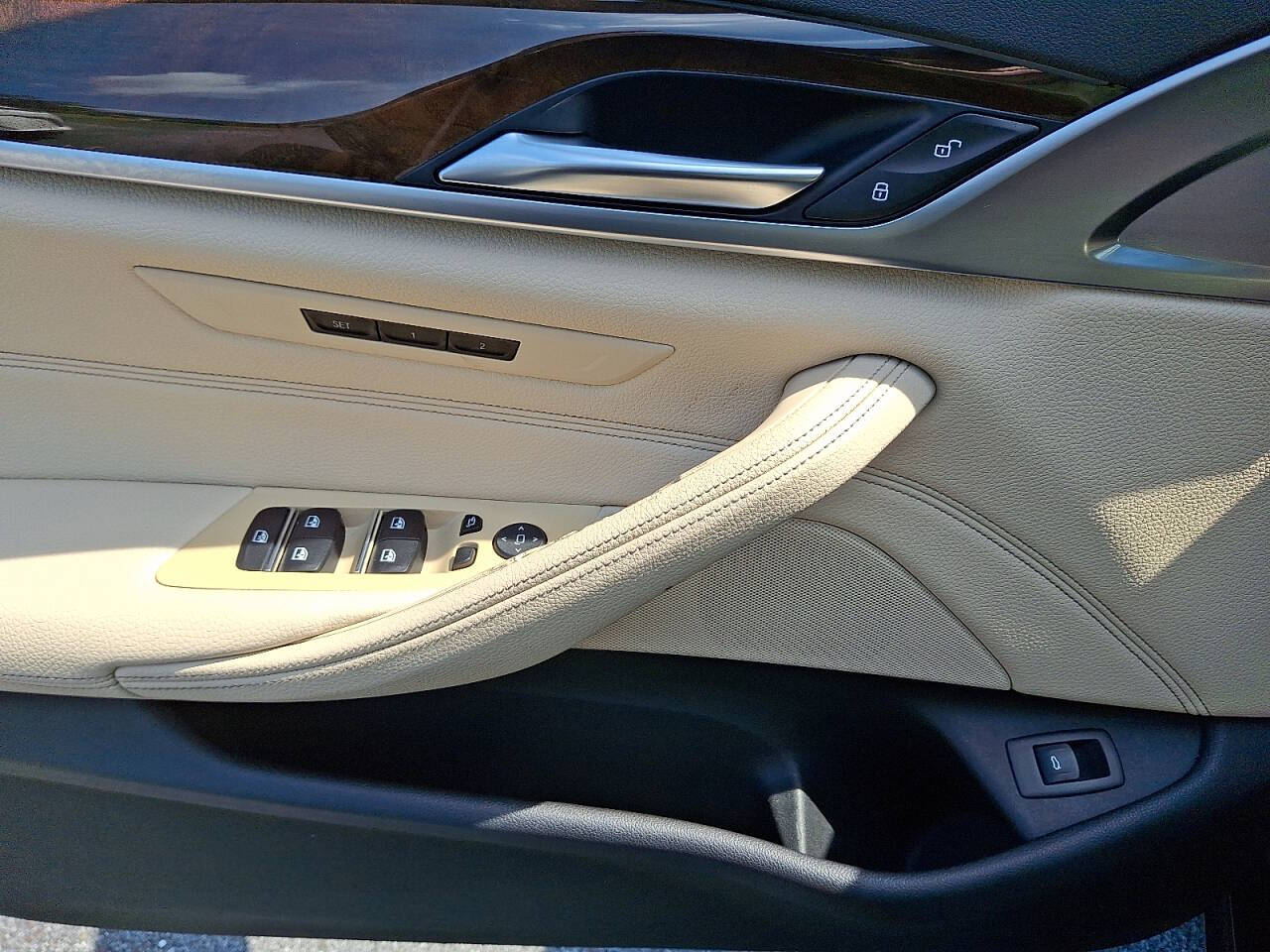 Vehicle image 23 of 30