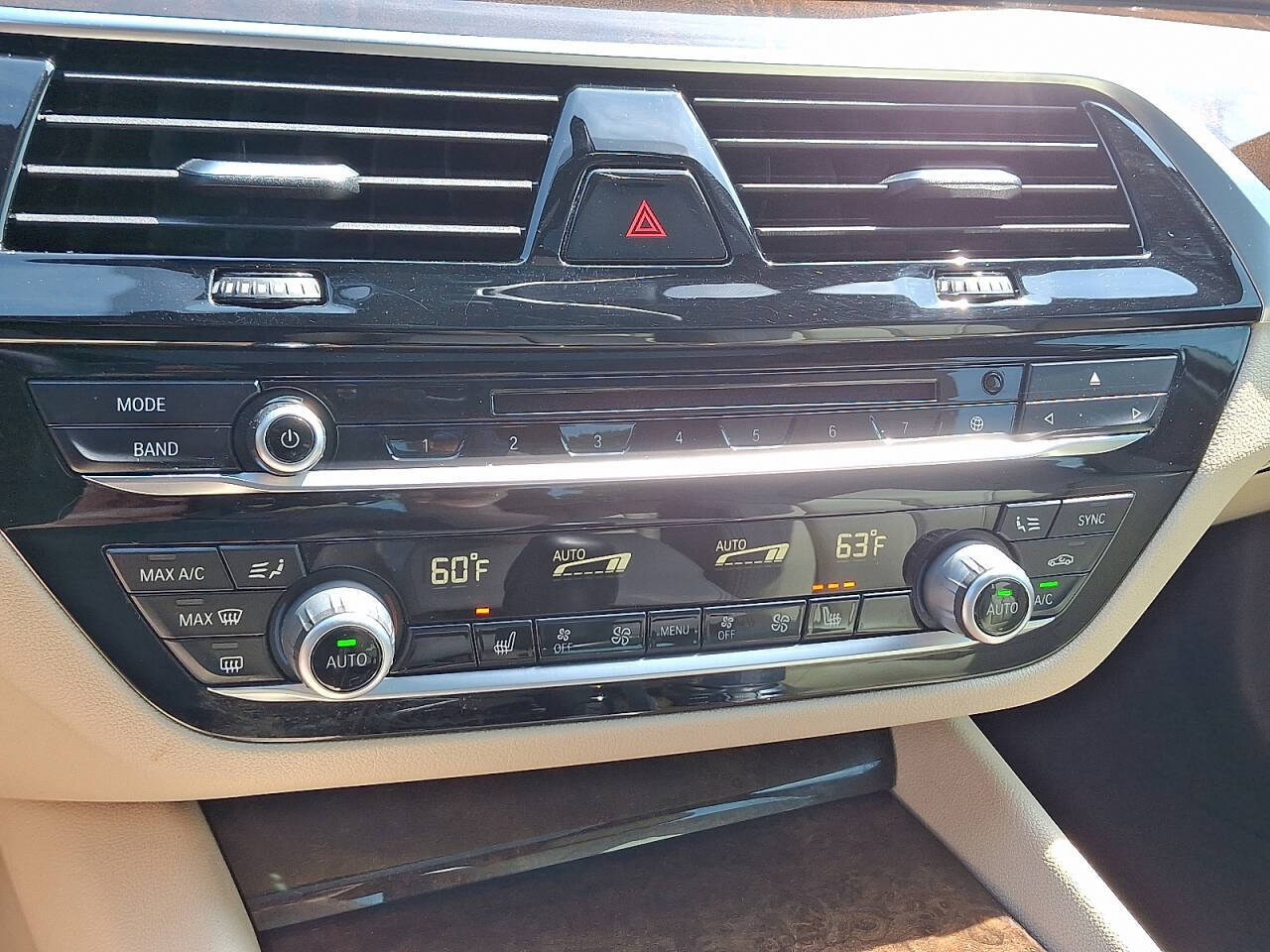 Vehicle image 21 of 30