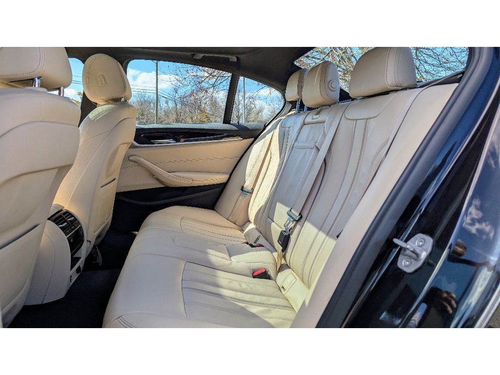 Vehicle image 17 of 27