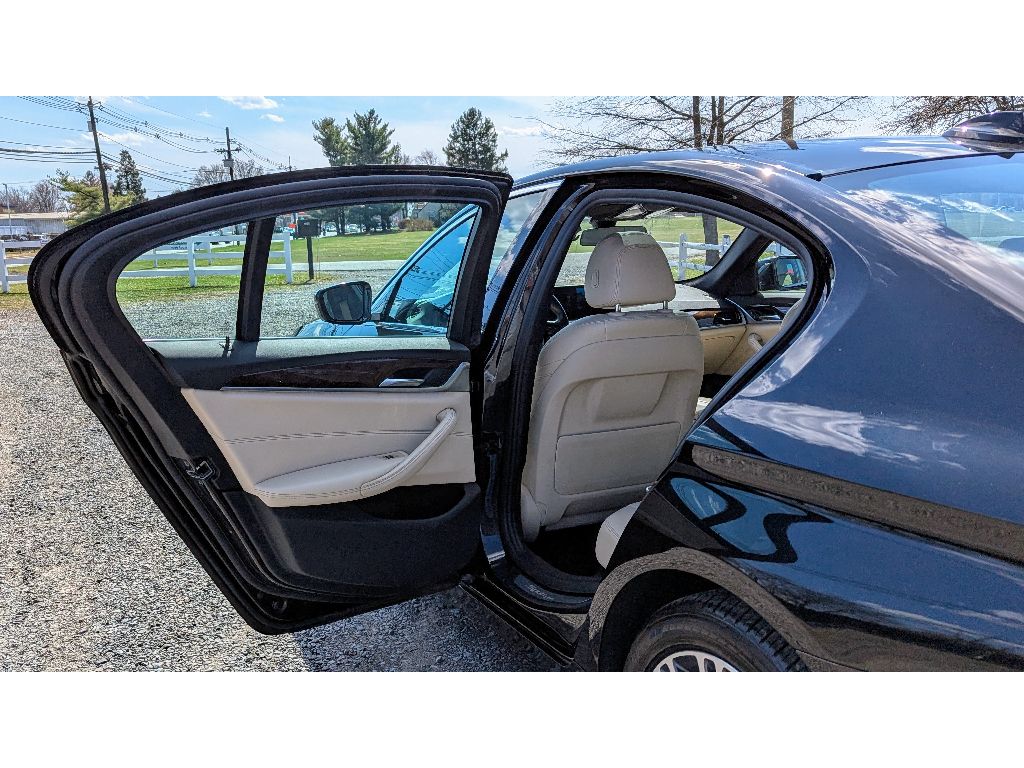Vehicle image 10 of 27