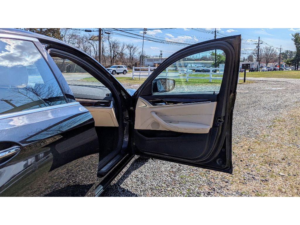 Vehicle image 11 of 27