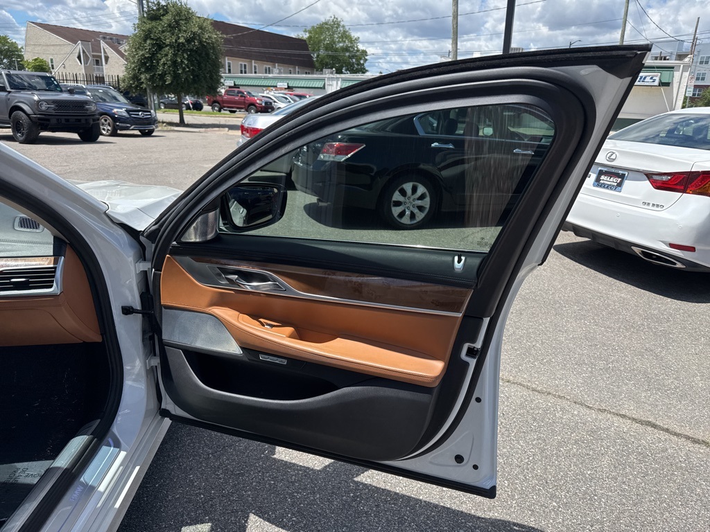Vehicle image 25 of 27