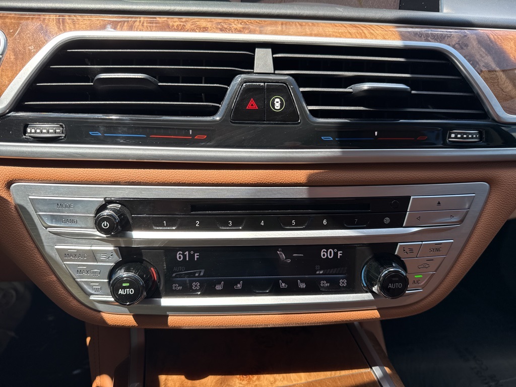 Vehicle image 14 of 27
