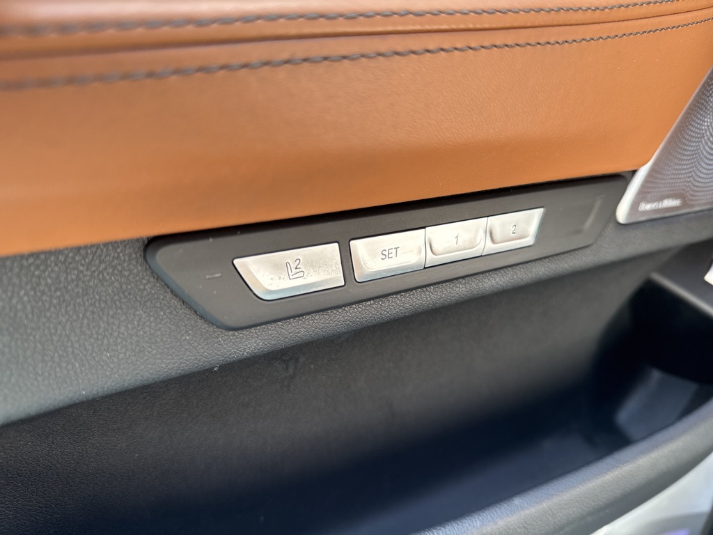 Vehicle image 16 of 27
