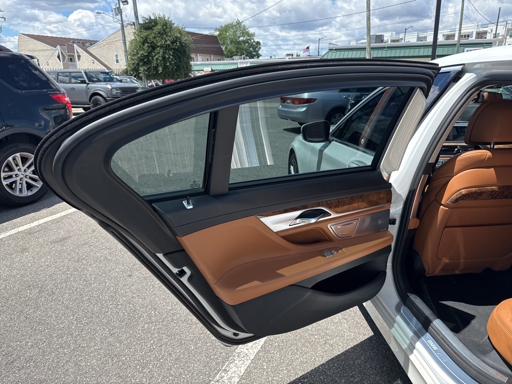 Vehicle image 17 of 27