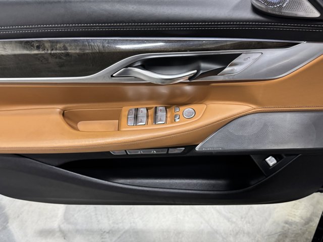 Vehicle image 21 of 39