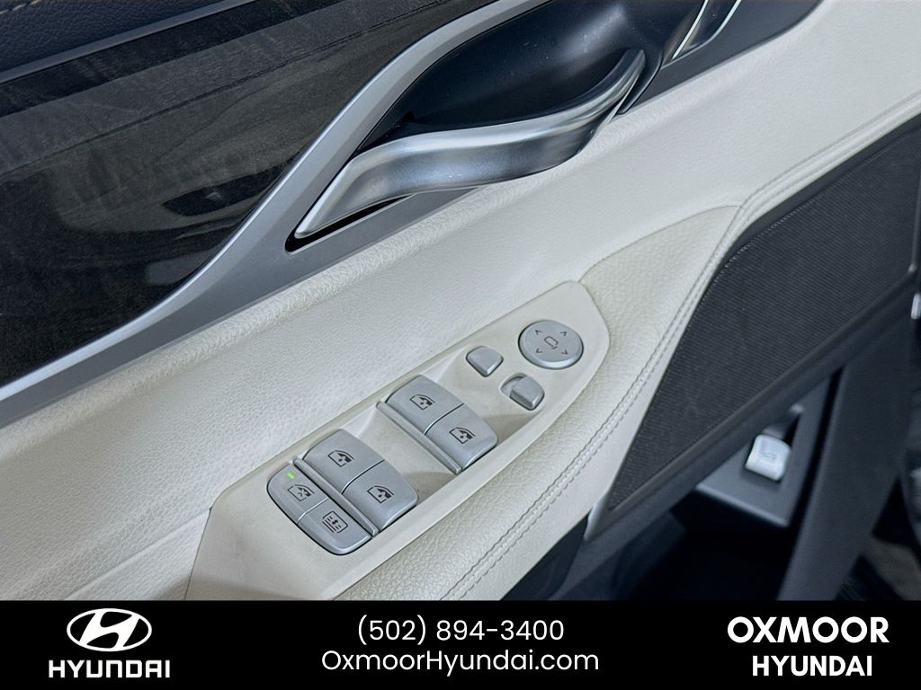 Vehicle image 17 of 33