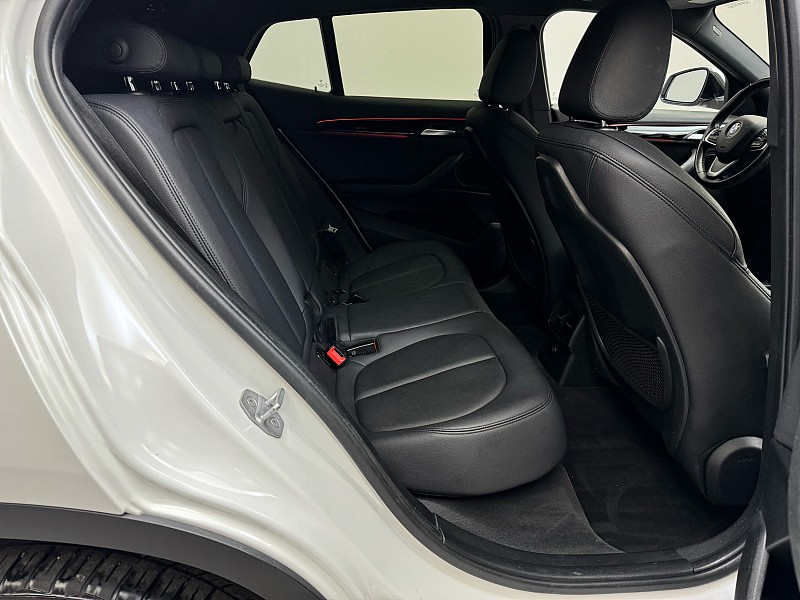 Vehicle image 18 of 40