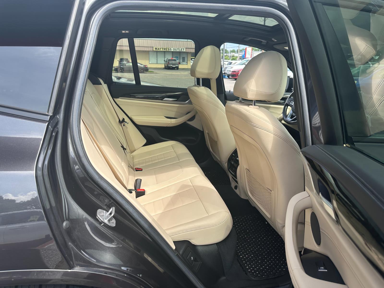 Vehicle image 25 of 39