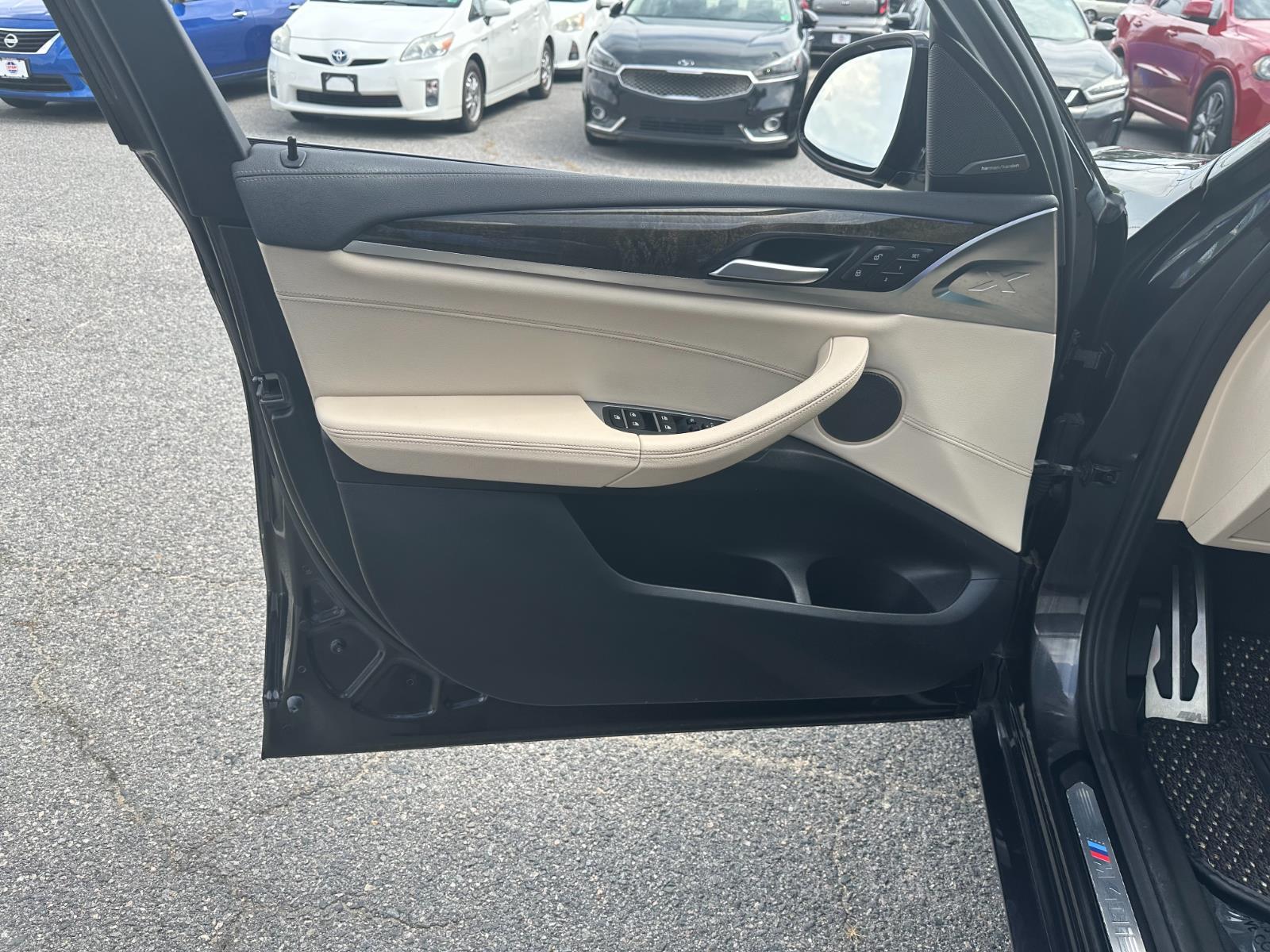 Vehicle image 10 of 39