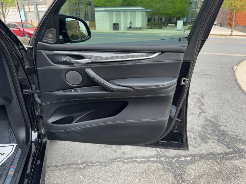 Vehicle image 33 of 40