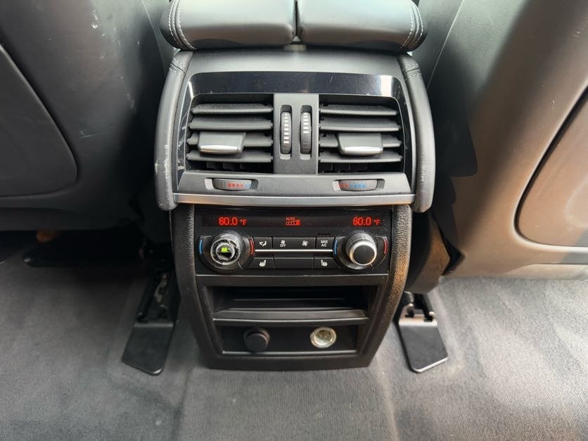 Vehicle image 25 of 40