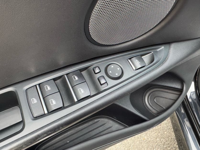 Vehicle image 18 of 40