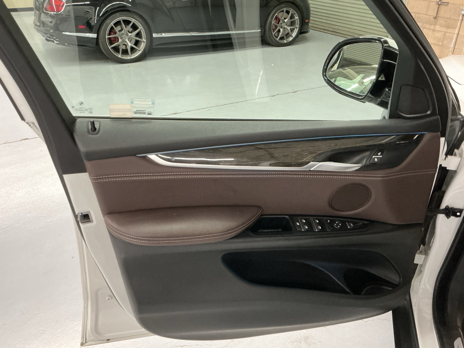 Vehicle image 27 of 34