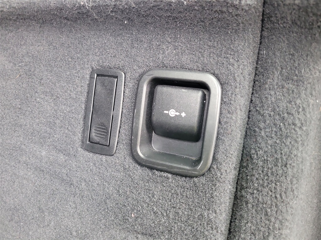 Vehicle image 31 of 36