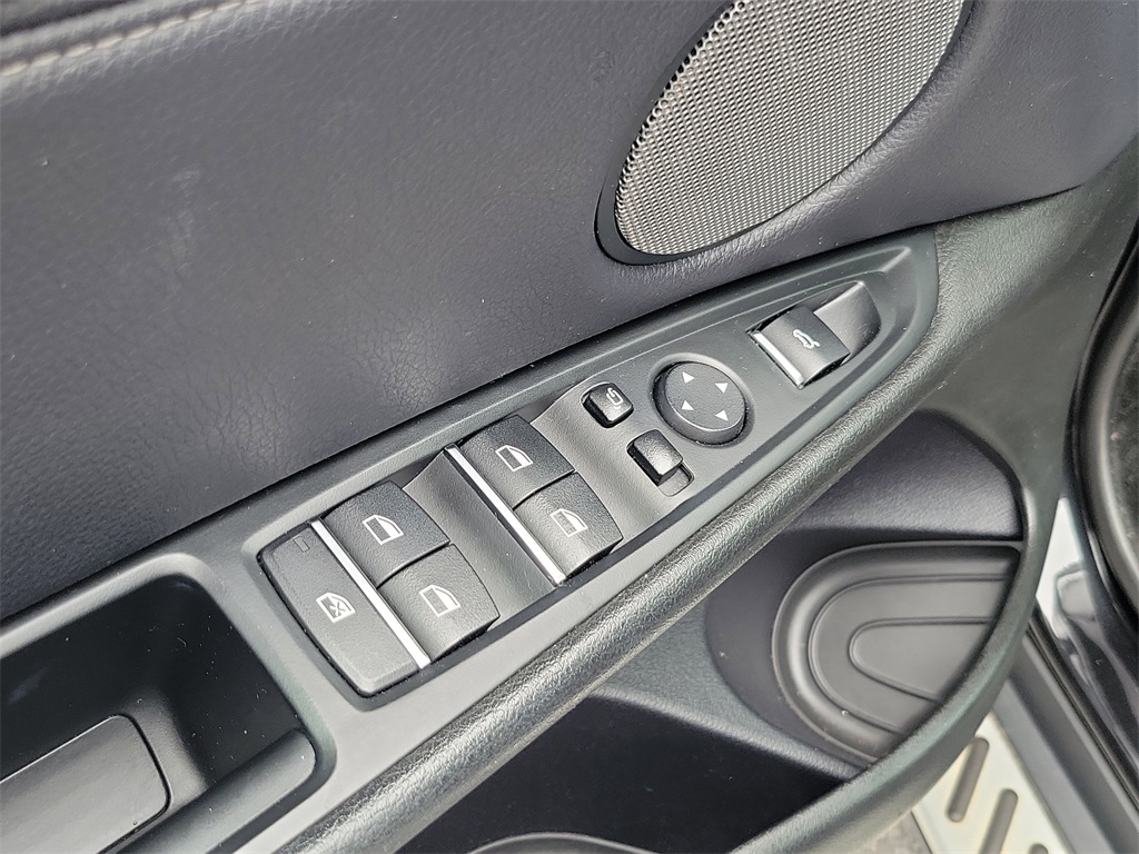 Vehicle image 32 of 36