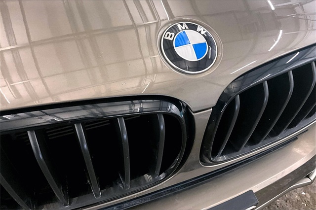 Vehicle image 33 of 34