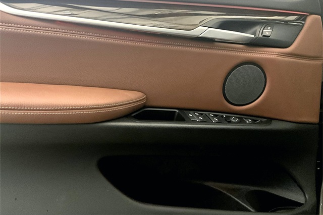 Vehicle image 21 of 34