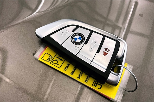 Vehicle image 25 of 34