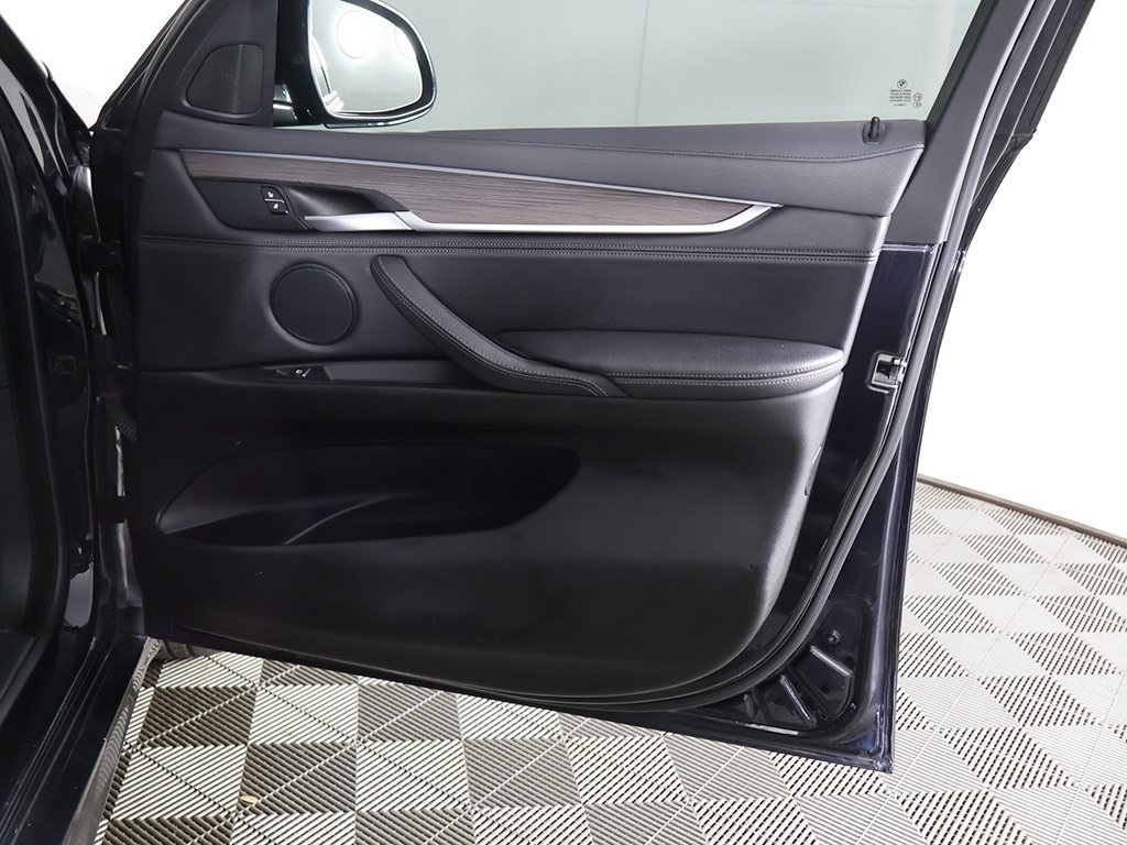Vehicle image 27 of 60