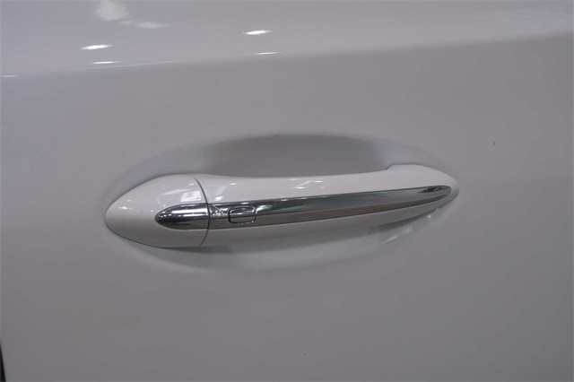 Vehicle image 27 of 34
