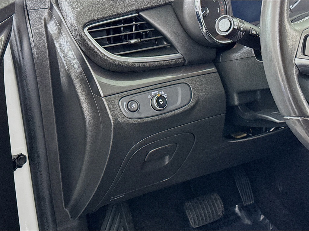 Vehicle image 10 of 32