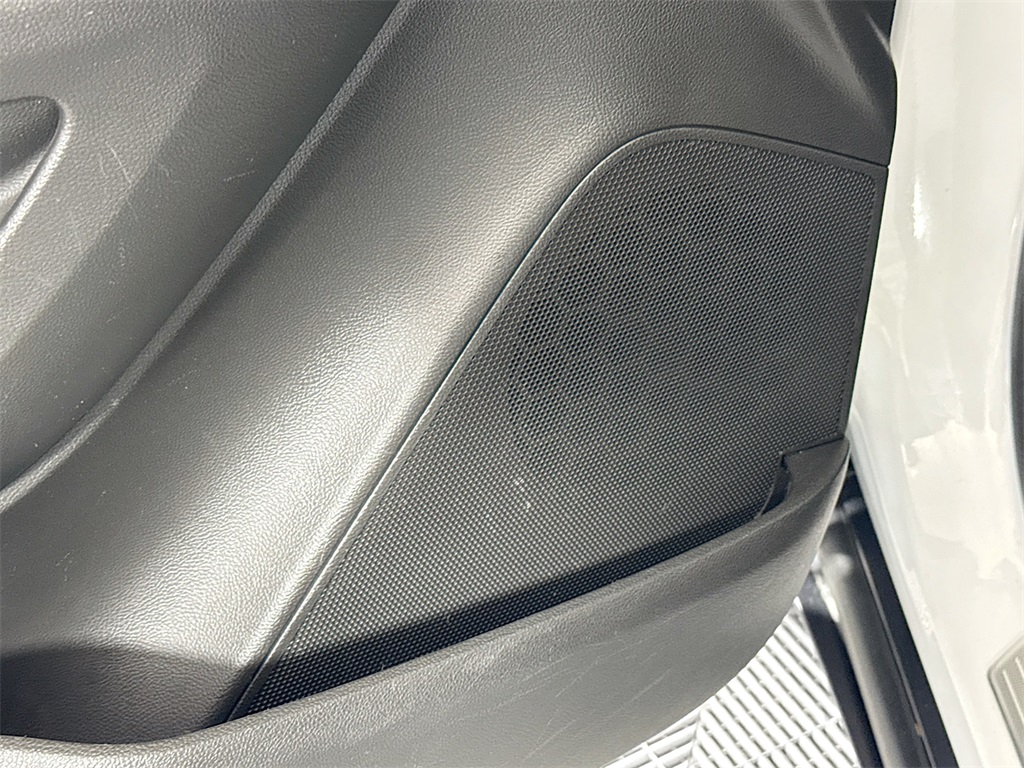 Vehicle image 19 of 32