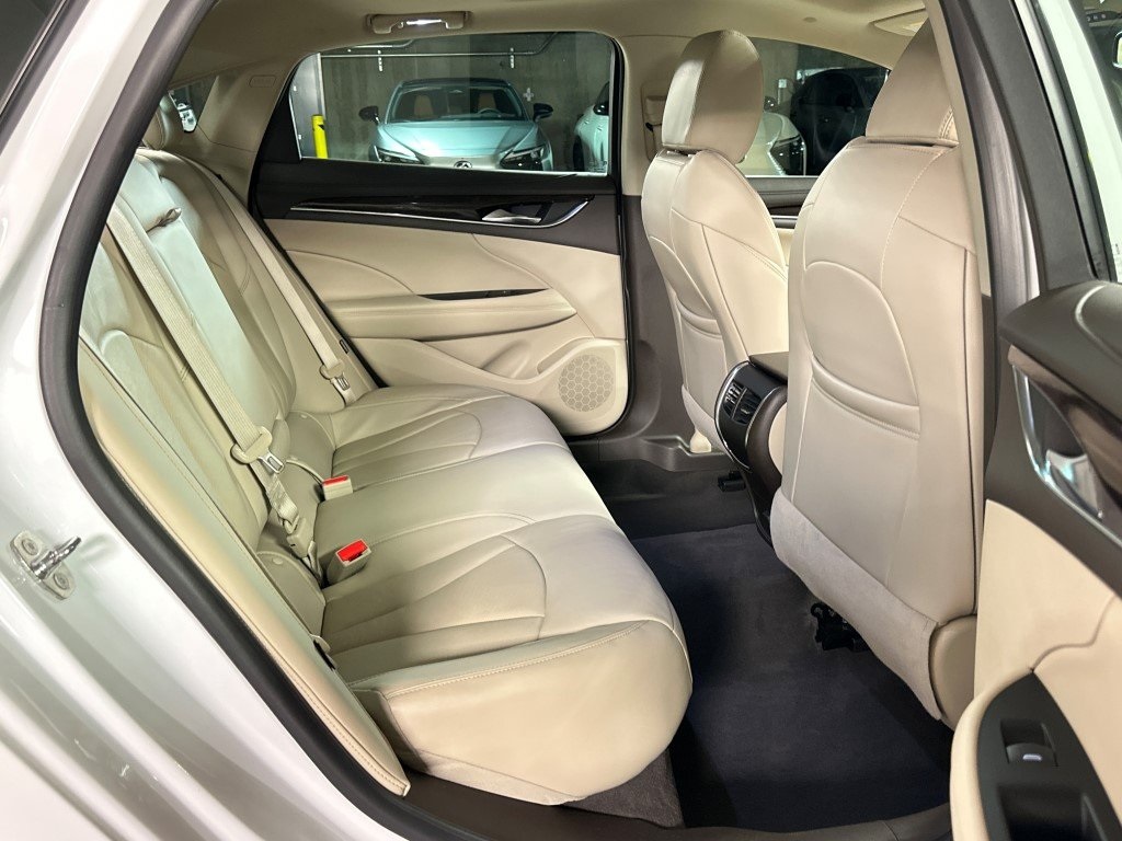 Vehicle image 7 of 33