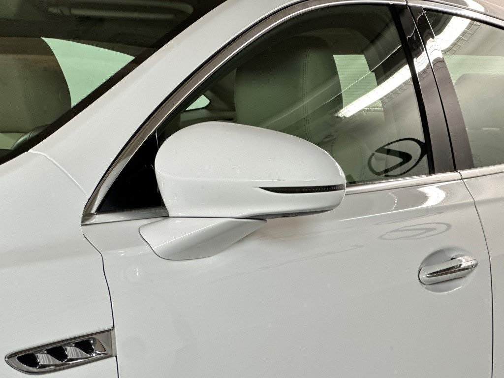 Vehicle image 28 of 33