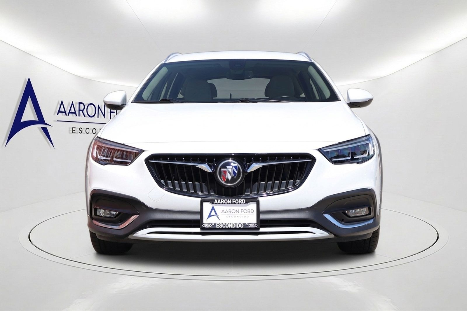 2018 Buick Regal TourX Essence Image 2 of 41