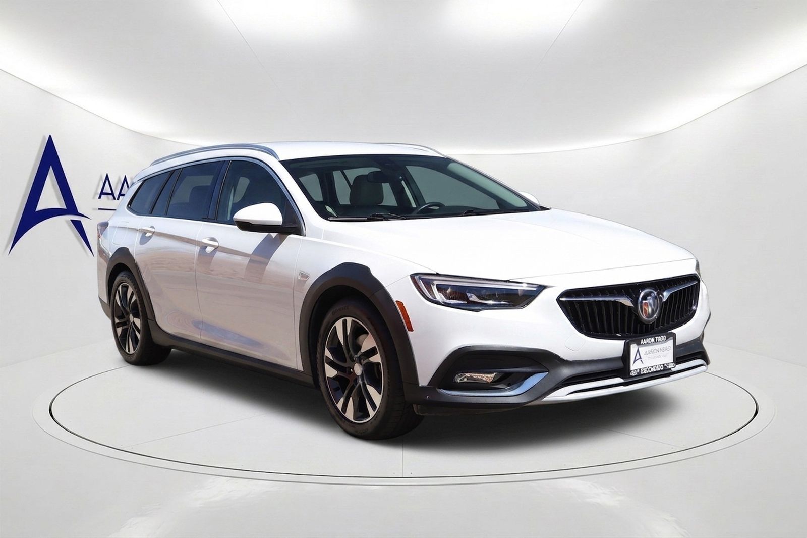 2018 Buick Regal TourX Essence Image 3 of 41