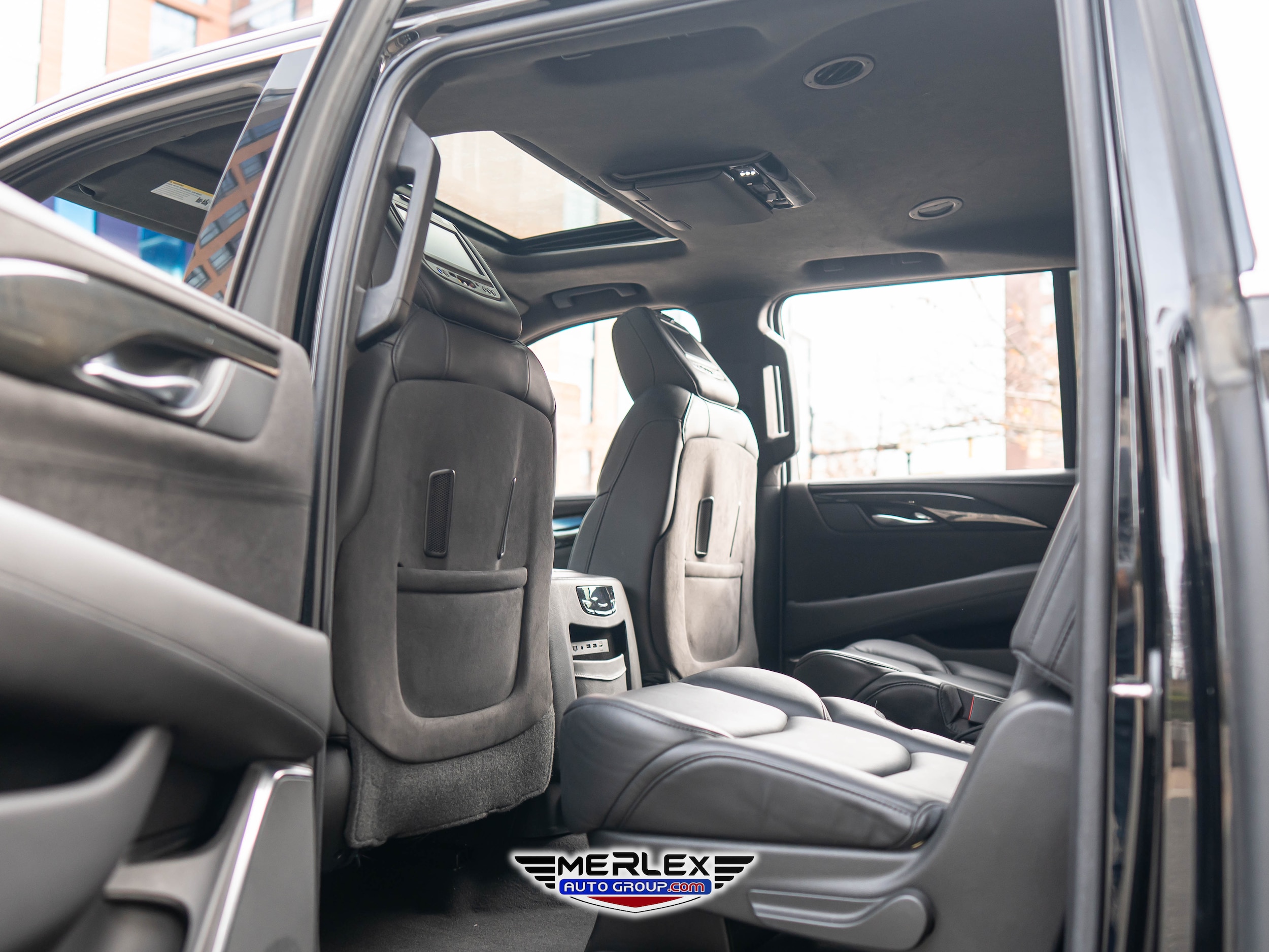 2018 Cadillac Escalade ESV Platinum Image 17 of 50
