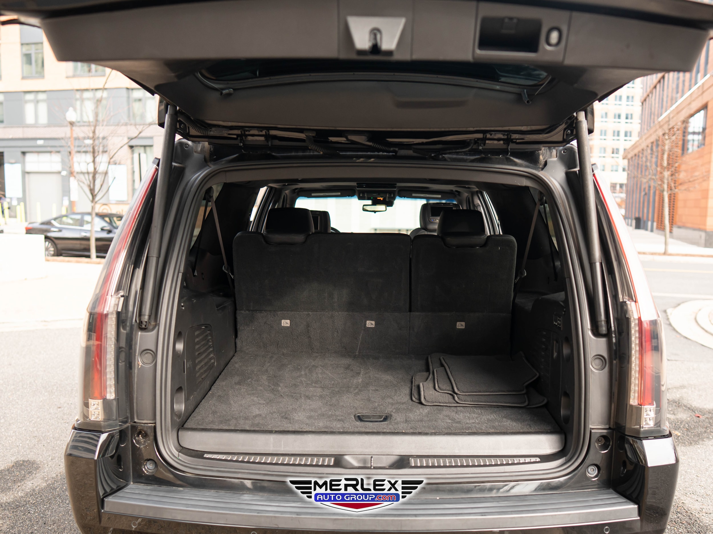 2018 Cadillac Escalade ESV Platinum Image 11 of 50