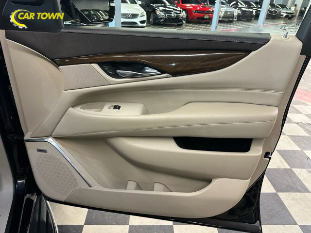 2018 Cadillac Escalade Luxury Image 38 of 50