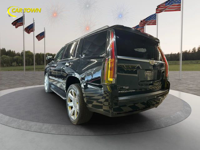 2018 Cadillac Escalade Luxury Image 4 of 50