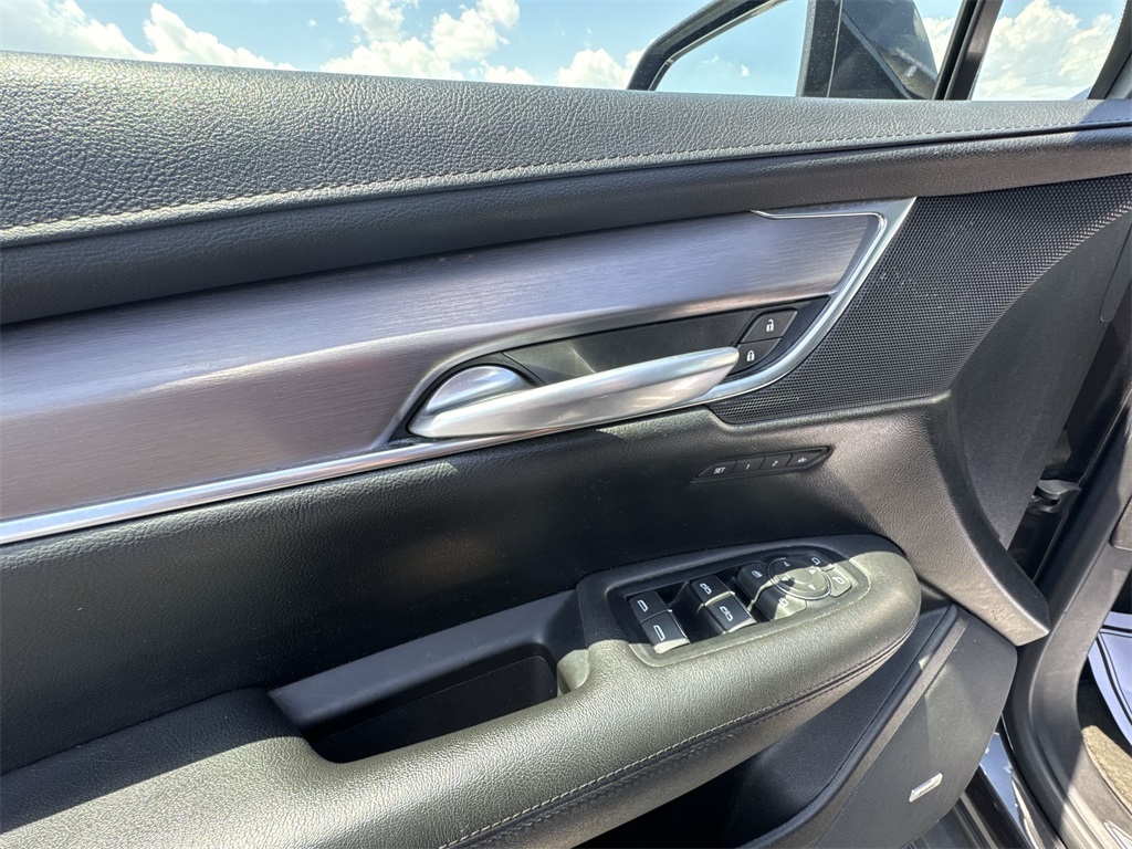 Vehicle image 23 of 27