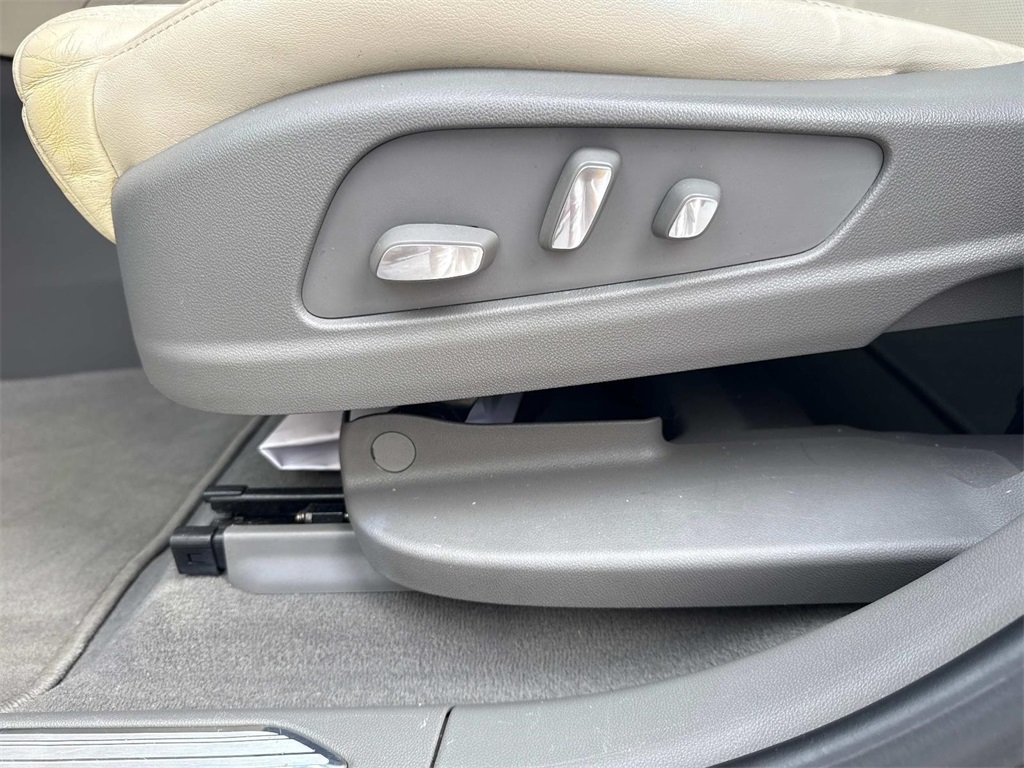 Vehicle image 18 of 28