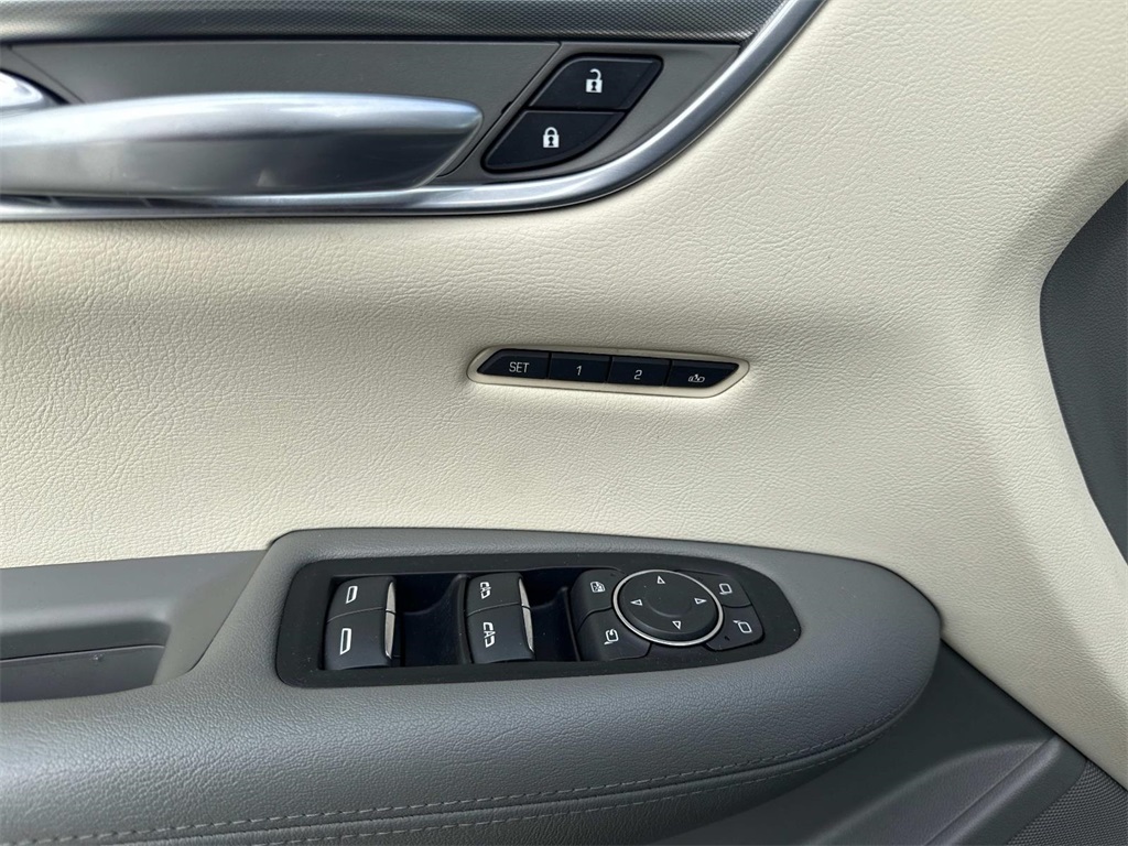 Vehicle image 17 of 28