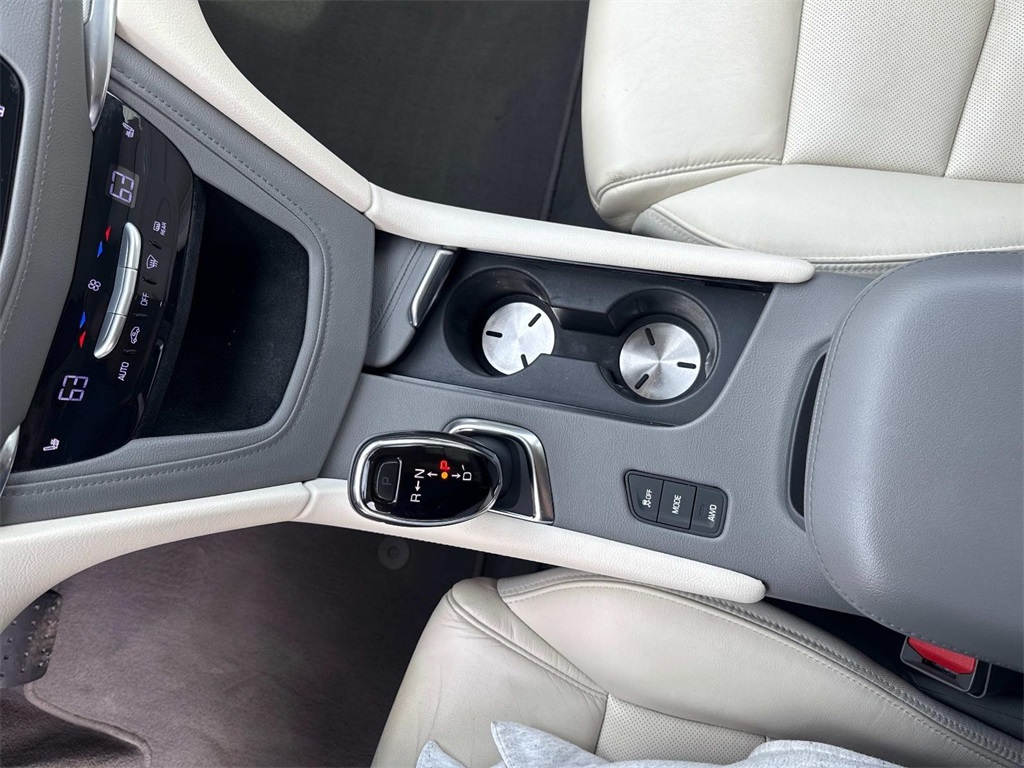 Vehicle image 22 of 28