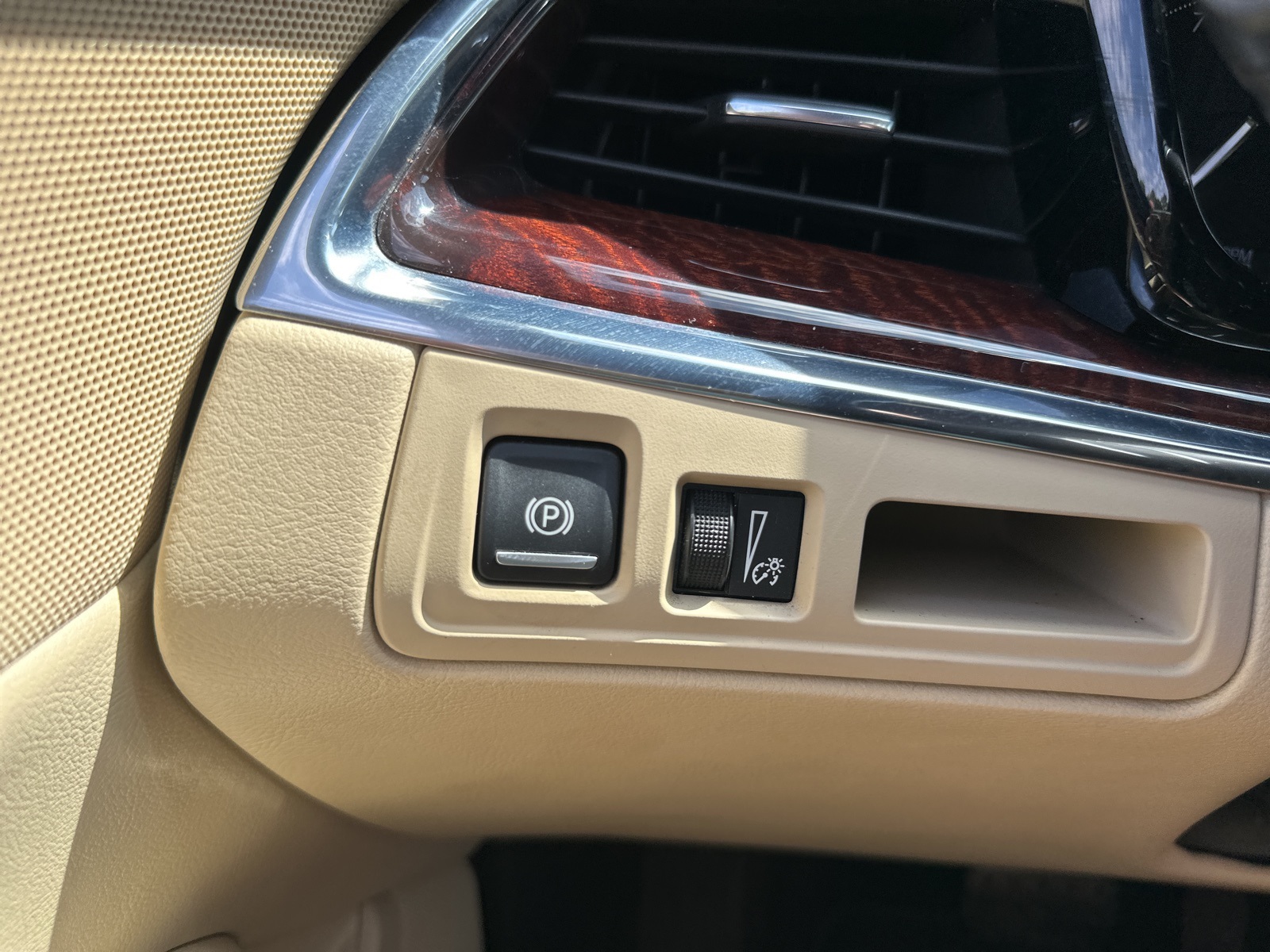 Vehicle image 24 of 33