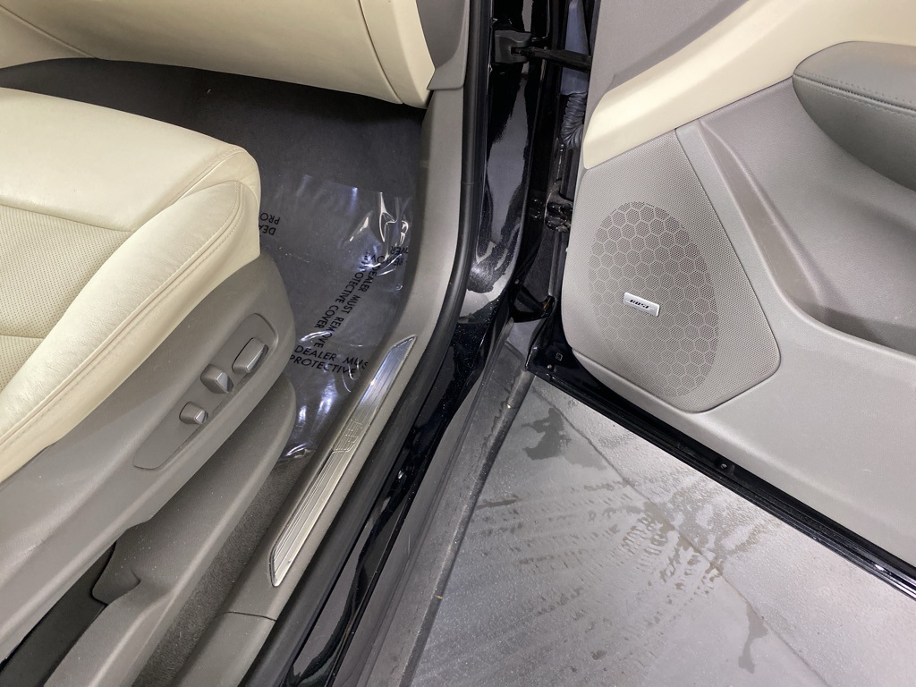 Vehicle image 31 of 35