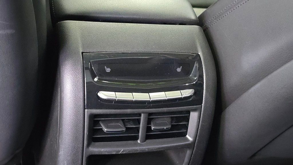 Vehicle image 27 of 32