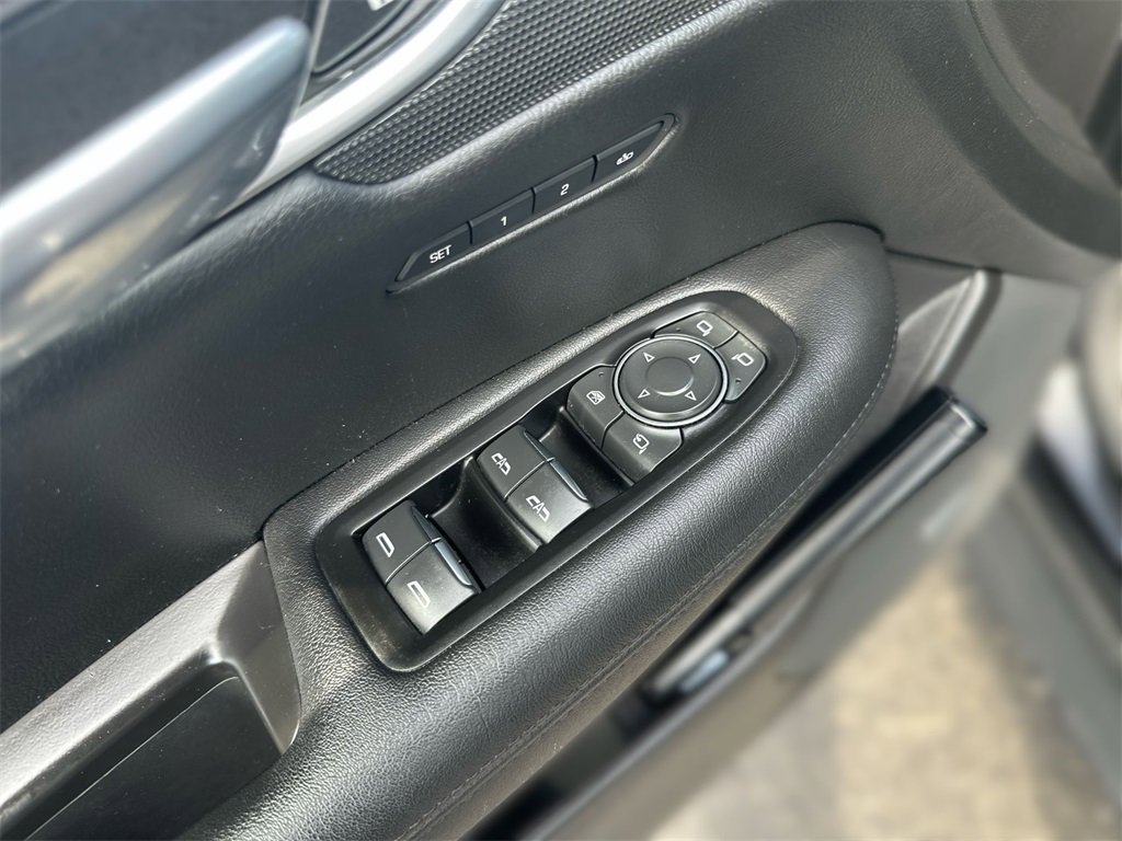Vehicle image 15 of 25