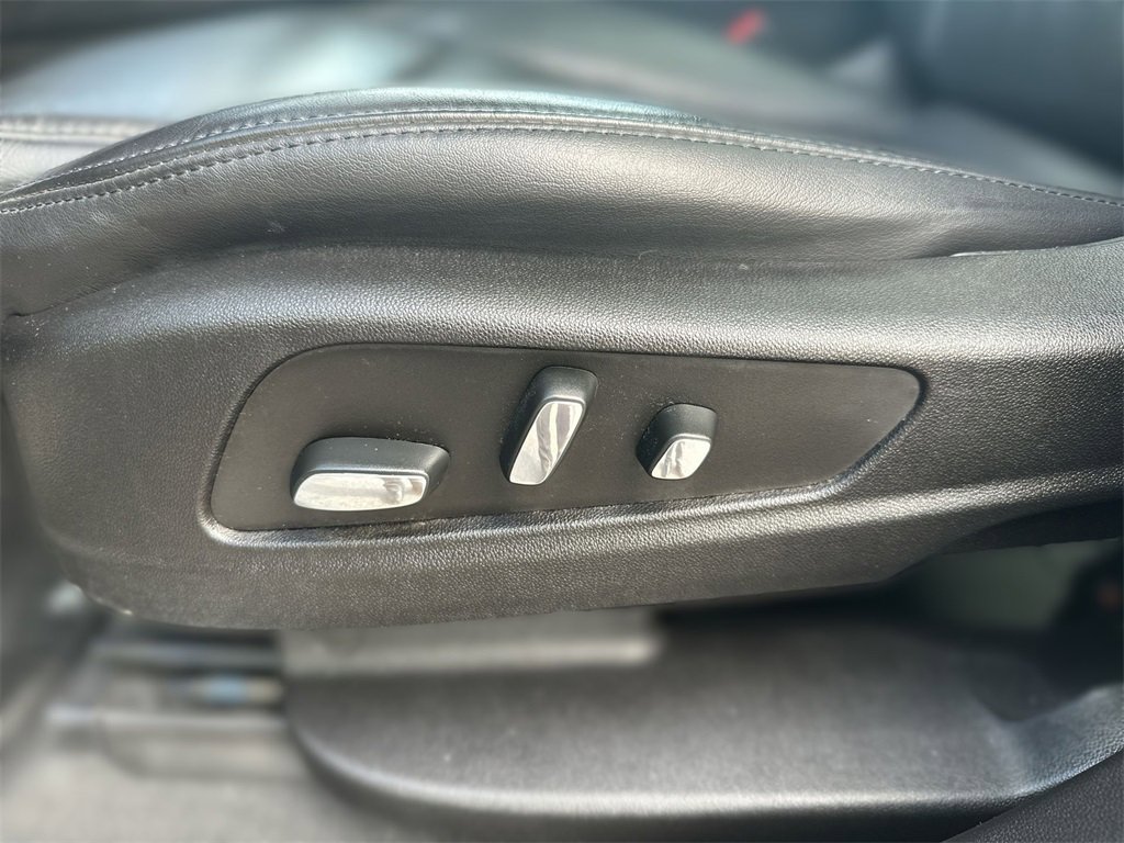 Vehicle image 14 of 25