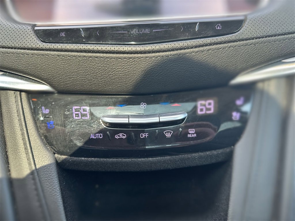 Vehicle image 17 of 25