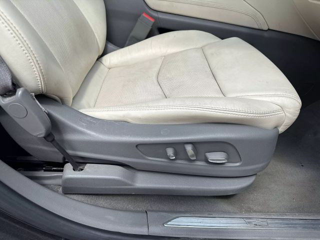 Vehicle image 23 of 28