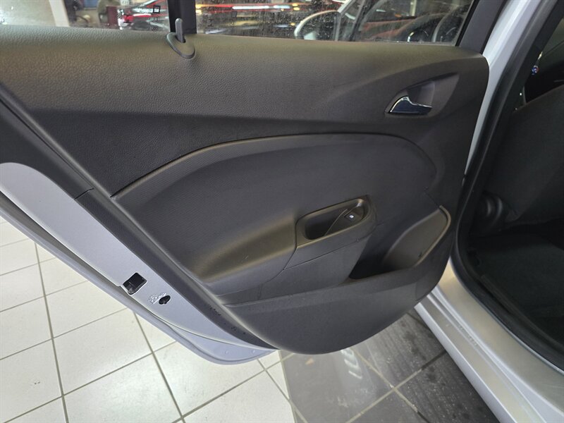 2018 Chevrolet Cruze LS Image 7 of 28